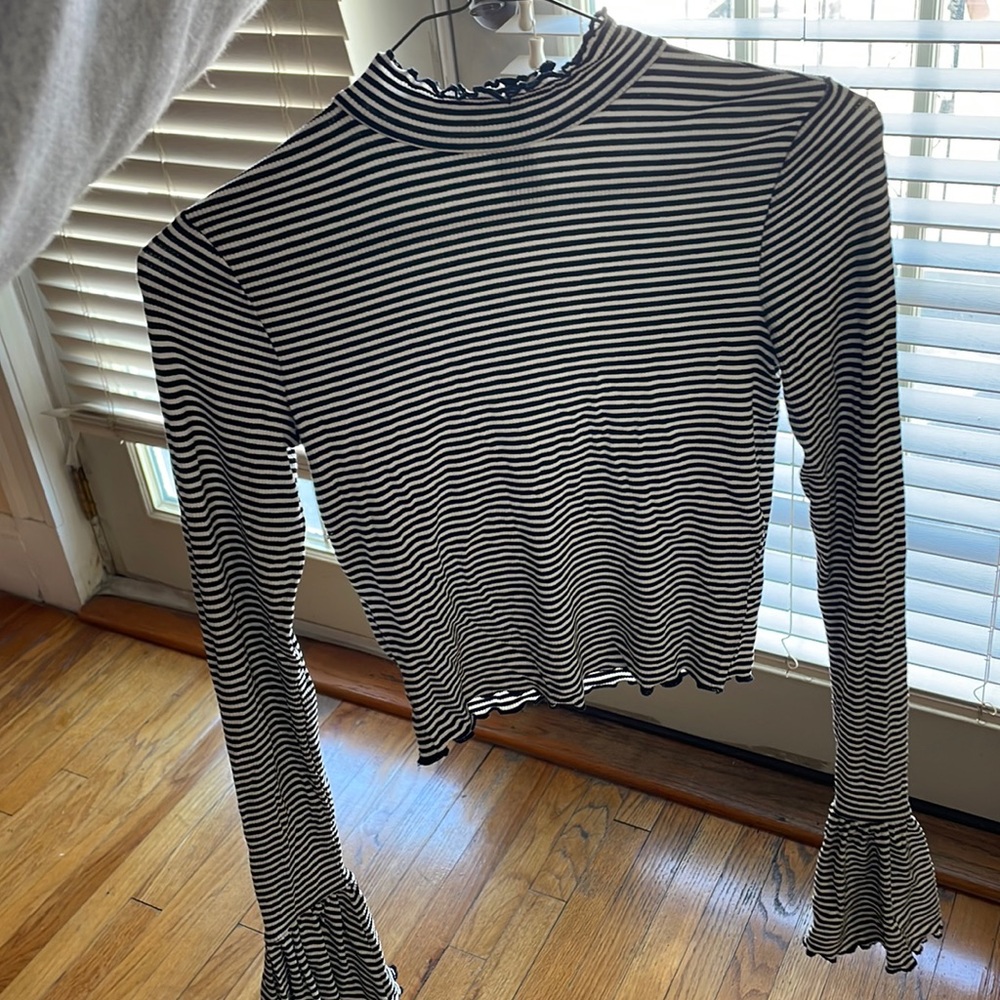 Cropped turtle neck with flowy sleeves